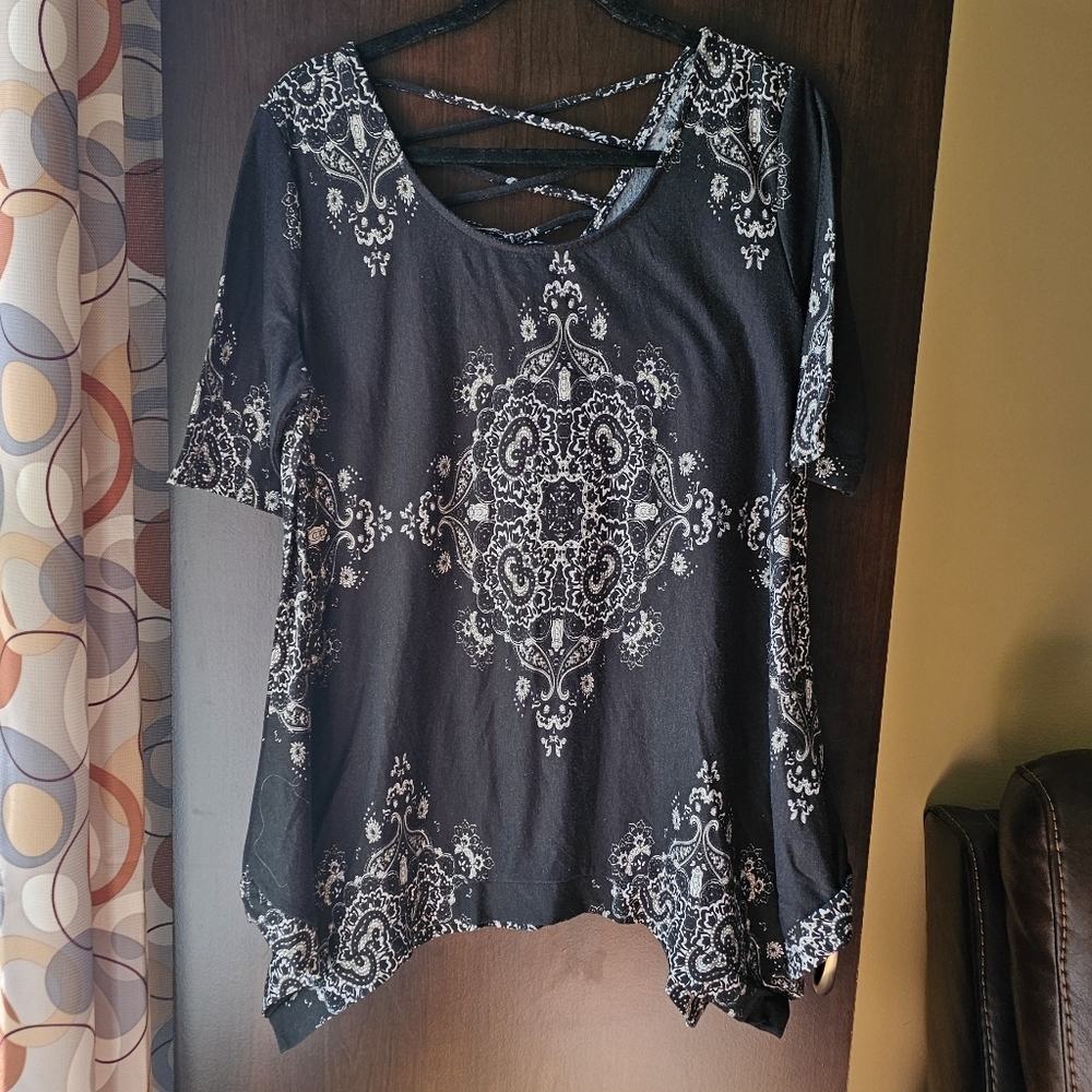 New Directions Black and White Short Sleeve Top